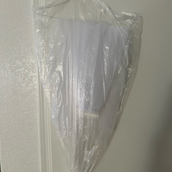 Elegant White Tulle Veil with Hair Comb - Picture 10 of 10